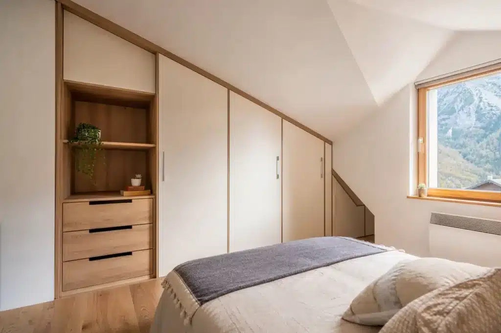 Dressing blanc et bois ajusté sous pente