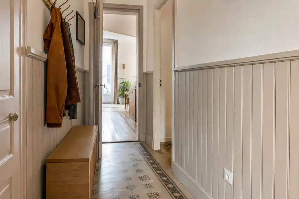 Lambris peint dans une entrée rénovée