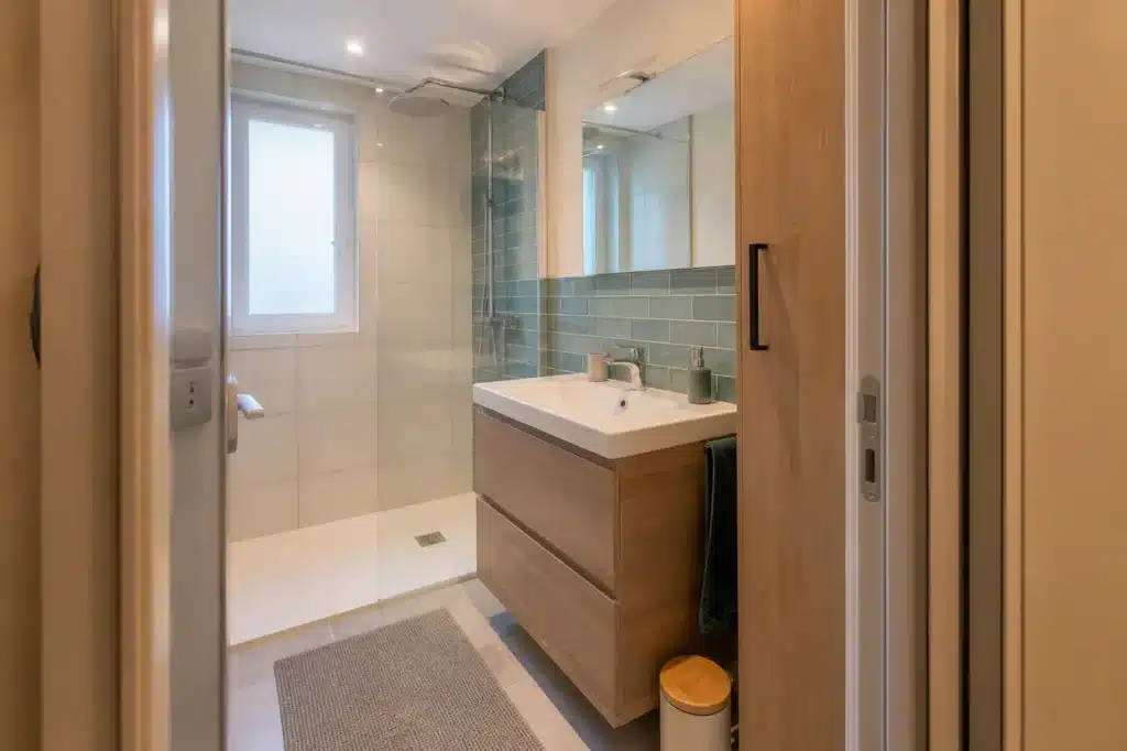 Petite salle de bain familiale bleue et bois